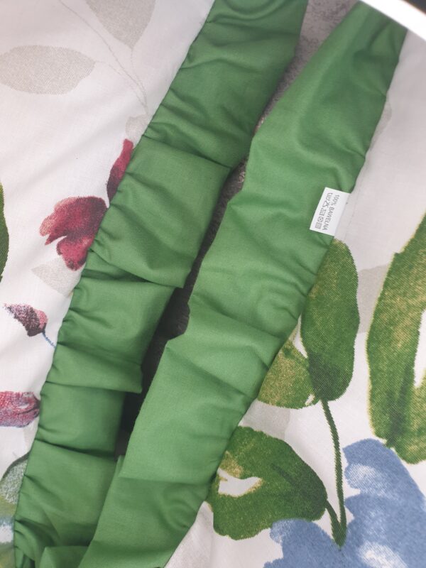 🌸Komplet 2 poszewek dekoracyjnych 40x40 cm z motywem kwiatowym i elegancką falbanką. Idealne do salonu, sypialni lub jako prezent.