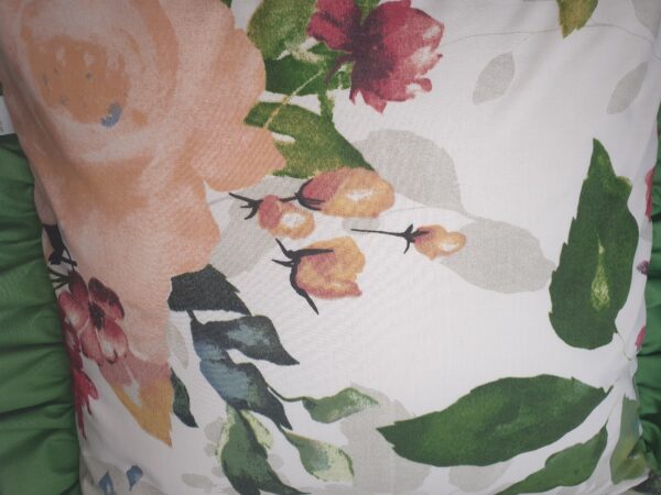 🌸Komplet 2 poszewek dekoracyjnych 40x40 cm z motywem kwiatowym i elegancką falbanką. Idealne do salonu, sypialni lub jako prezent.