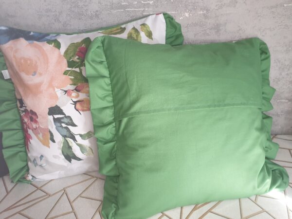 🌸Komplet 2 poszewek dekoracyjnych 40x40 cm z motywem kwiatowym i elegancką falbanką. Idealne do salonu, sypialni lub jako prezent.