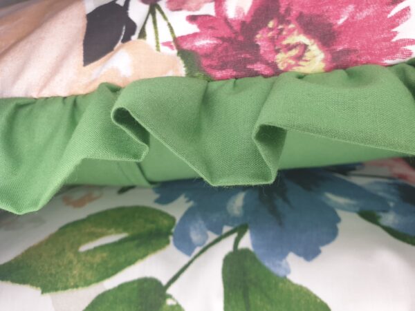 🌸Komplet 2 poszewek dekoracyjnych 40x40 cm z motywem kwiatowym i elegancką falbanką. Idealne do salonu, sypialni lub jako prezent.