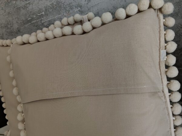 Komplet 2 szt poszewki 40x40 beżowe z pomponami 100% bawełna HandmadebyAmia