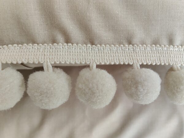 Komplet 2 szt poszewki 40x40 beżowe z pomponami 100% bawełna HandmadebyAmia