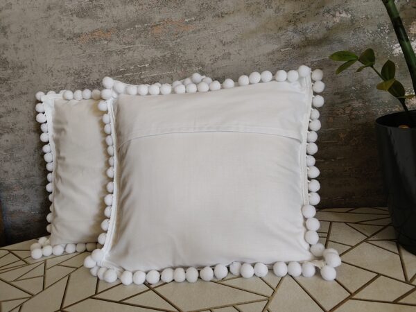 Komplet 2 szt poszewki 40x40 białe z pomponami 100% bawełna HandmadebyAmia