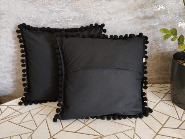 Komplet 2 szt poszewki 40x40 czarne z pomponami 100% bawełna HandmadebyAmia