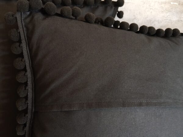 Komplet 2 szt poszewki 40x40 czarne z pomponami 100% bawełna HandmadebyAmia