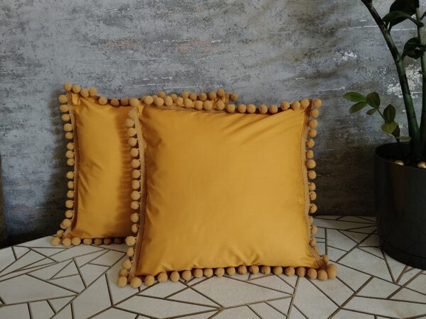 Komplet 2 szt poszewki 40x40 musztardowe z pomponami 100% bawełna HandmadebyAmia