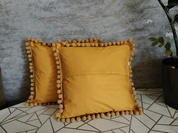 Komplet 2 szt poszewki 40x40 musztardowe z pomponami 100% bawełna HandmadebyAmia