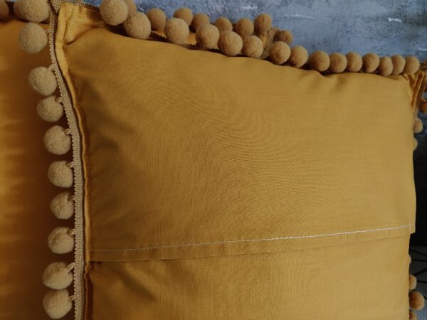 Komplet 2 szt poszewki 40x40 musztardowe z pomponami 100% bawełna HandmadebyAmia