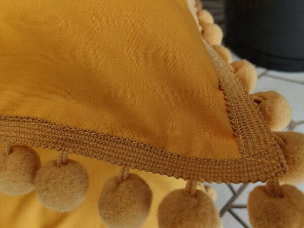 Komplet 2 szt poszewki 40x40 musztardowe z pomponami 100% bawełna HandmadebyAmia