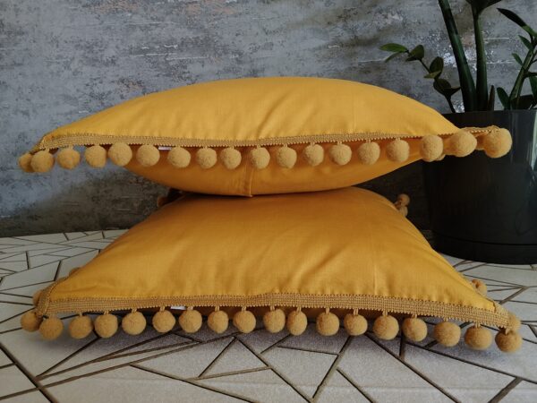 Komplet 2 szt poszewki 40x40 musztardowe z pomponami 100% bawełna HandmadebyAmia