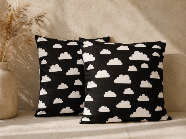 Poszewki 40x40 bawełna – białe chmurki na czarnym tle | HandmadebyAmia