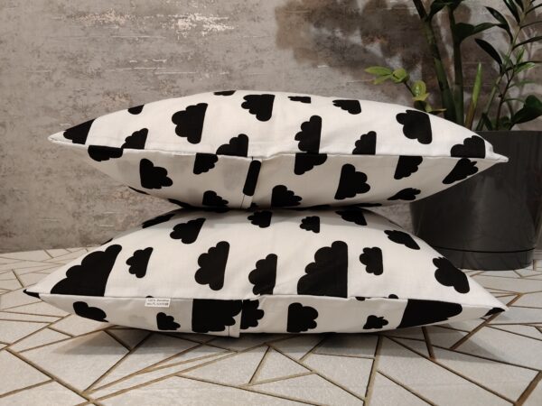 komplet 2 szt poszewki 40x40 cm czarne chmurki na białym tle skandynawski wzór 100% bawełna HandmadebyAmia