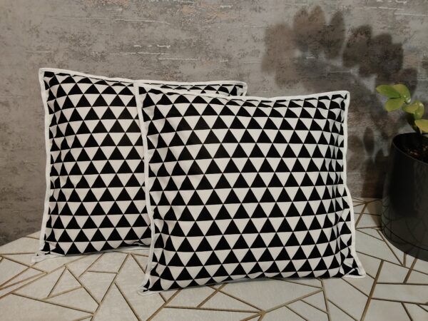 oplus_0 Poszewki 2 szt 40x40 cm czarno białe trójkąty z białą lamówką bawełna HandmadebyAmia
