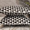 oplus_262144 Poszewki 2 szt 40x40 cm czarno białe trójkąty z białą lamówką bawełna HandmadebyAmia