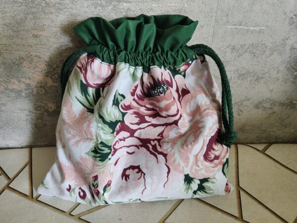 Woreczek bawełniany dwustronny 24x23 cm, zielony w kwiaty, wielofunkcyjny – Handmade by Amia