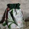 Woreczek bawełniany dwustronny 24x23 cm, zielony w czerwone kwiaty – Handmade by Amia