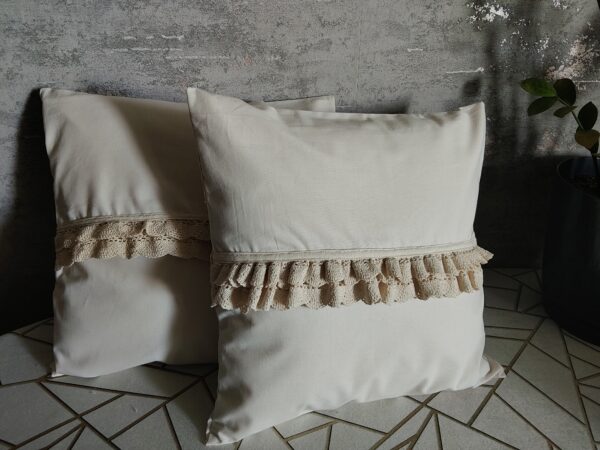 oplus_0 2 szt poszewki 40x40 ecru kremowe z ozdobną koronkową falbanką bawełna HandmadebyAmia