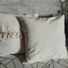 oplus_0 2 szt poszewki 40x40 ecru kremowe z ozdobną koronkową falbanką bawełna HandmadebyAmia