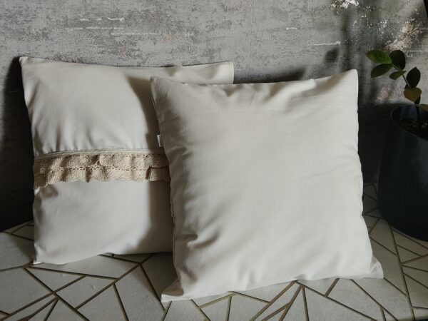 oplus_0 2 szt poszewki 40x40 ecru kremowe z ozdobną koronkową falbanką bawełna HandmadebyAmia