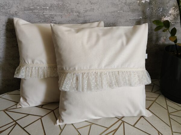 oplus_262144 2 szt poszewki 40x40 ecru kremowe z tiulową falbanką bawełna HandmadebyAmia