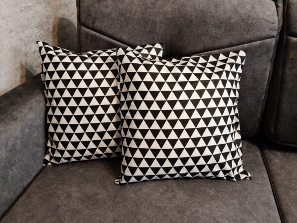 Poszewki 2 szt 40x40 cm czarno białe trójkąty  bawełna HandmadebyAmia