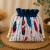Woreczek bawełniany dwustronny 24x23 cm, niebieski z kolorowym wzorem piór – Handmade by Amia