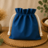 Woreczek bawełniany dwustronny 24x23 cm, niebieski z kolorowym wzorem piór – Handmade by Amia