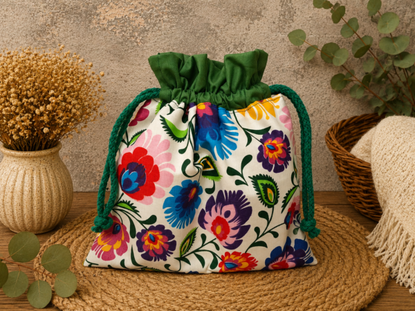 Woreczek bawełniany dwustronny 24x23 cm, zielony z kolorowym wzorem kwiatowym – Handmade by Amia